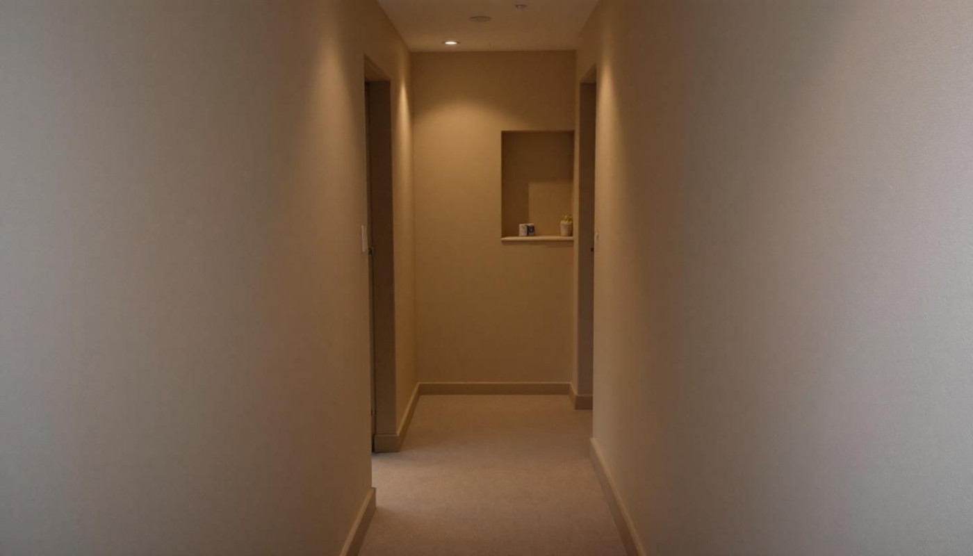 Comment transformer un couloir étroit avec une niche murale ?